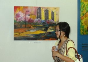 В Бишкеке проходит выставка «Дуэль», освещающая социальные проблемы страны