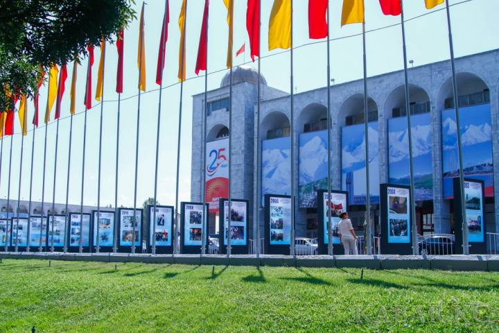 В Бишкеке на площади Ала-Тоо открылась фотовыставка, посвященная 25-летию независимости КР