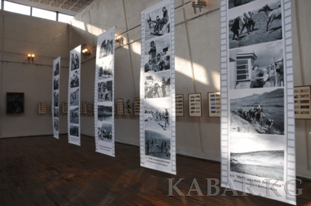 В Бишкеке открылась выставка «Краски черно-белого кино»