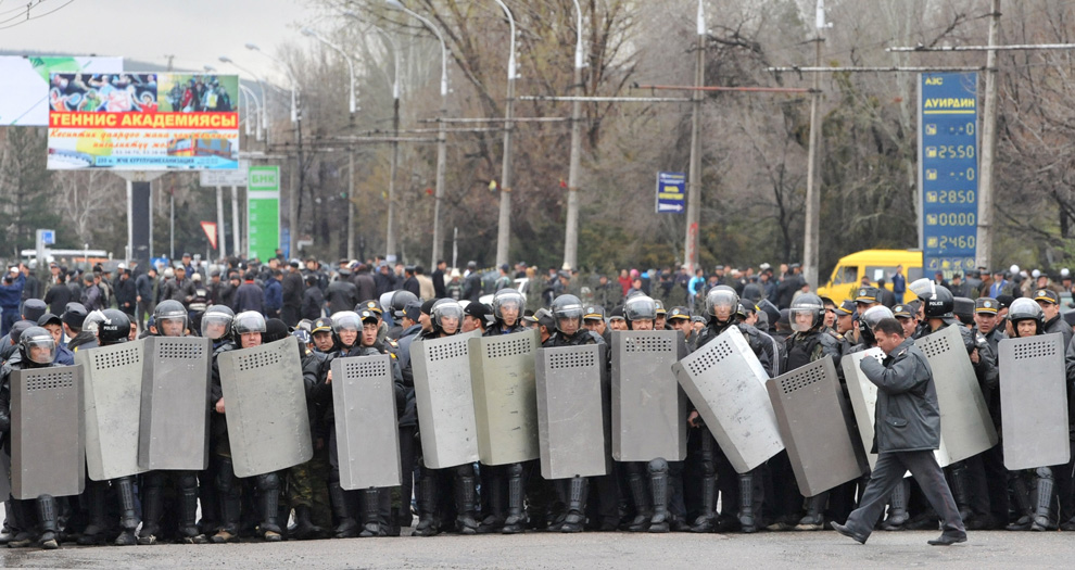 Кыргызстан 2010. Революция Кыргызстан 2010. Революция в Киргизии 2005. Революция в Кыргызстане 2010 погромы. 7 Апреля 2010 Бишкек штурм.