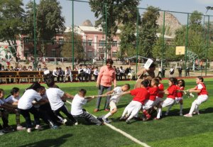  Новое футбольное поле открылось для учеников средней школы в Оше 