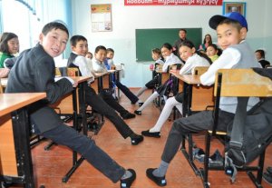  Около 100 школьников Таласской области получили бесплатную обувь