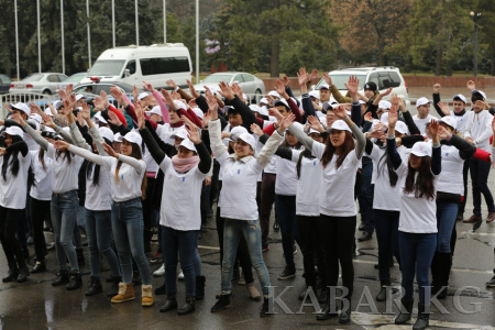 Бишкекские студенты выразили протест коррупции флеш-мобом «Разорви цепь коррупции»