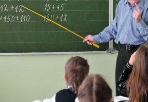 Асель Рыскулбекова: Средняя зарплата учителей по Кыргызстану составит 13 700 сомов