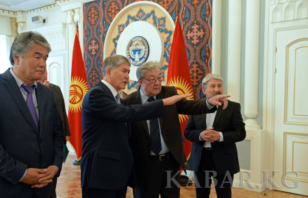 Президент А.Атамбаев принял авторов проекта Мемориала памяти погибших в ходе событий 1916 года