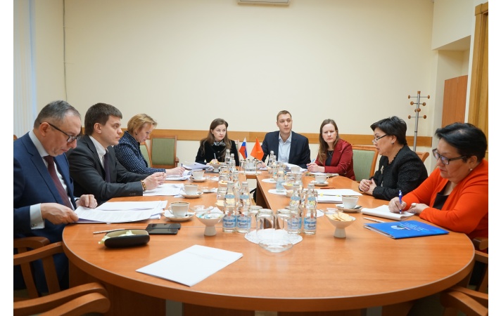 Главы Минобразования КР и РФ обсудили подготовку и проведение I форума ректоров двух стран